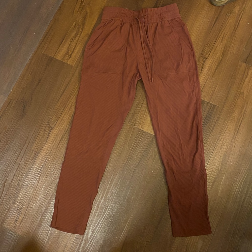 NWT LULULEMON JOGGER RED - SMALL